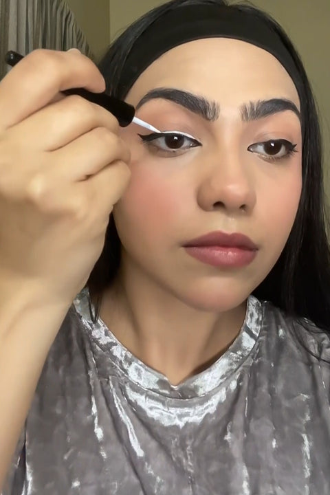 Create a wing on the outer corner of your eyes.