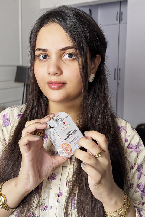 Apply to face using fingertips or sponge.